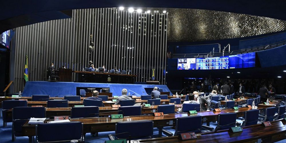 Plenário do Senado Federal durante sessão deliberativa extraordinária semipresencial destinada a votar a PEC 23/2021, chamada de PEC dos Precatórios. A proposta estabelece o novo regime de pagamentos de precatórios, modifica normas relativas ao Novo Regime Fiscal e autoriza o parcelamento de débitos previdenciários. Ainda na pauta, a Medida Provisória 1.061/2021 que cria o Programa Auxílio Brasil e o Programa Alimenta Brasil. 

Mesa: 
senador Roberto Rocha (PSDB-MA); 
senador Randolfe Rodrigues (Rede-AP); 
vice-presidente do Senado Federal, senador Veneziano Vital do Rêgo (MDB-PB); 
senador Eduardo Girão (Podemos-CE); 
secretário-geral da Mesa do Senado Federal, Gustavo A. Sabóia Vieira. 

Foto: Roque de Sá/Agência Senado